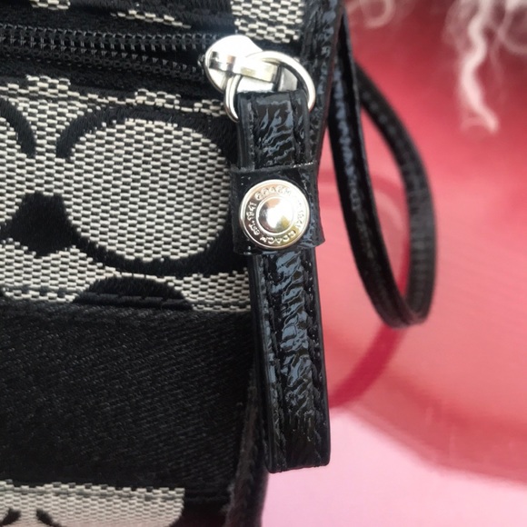 Coach wristlet black with patent leather trim - Picture 5 of 8